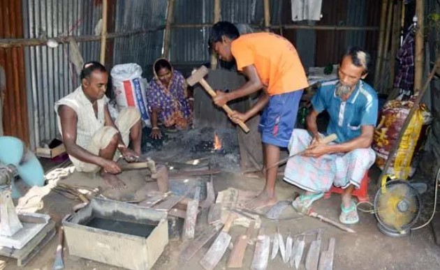 ঈদকে সামনে রেখে ব্যস্ত সময় পার করছে বগুড়ার কামার দোকানিরা