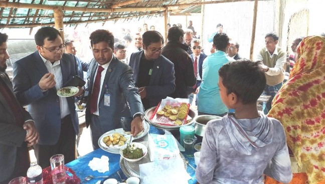 প্রধানমন্ত্রীর ঘর পাওয়ার আনন্দে পিঠাপুলির আয়োজন