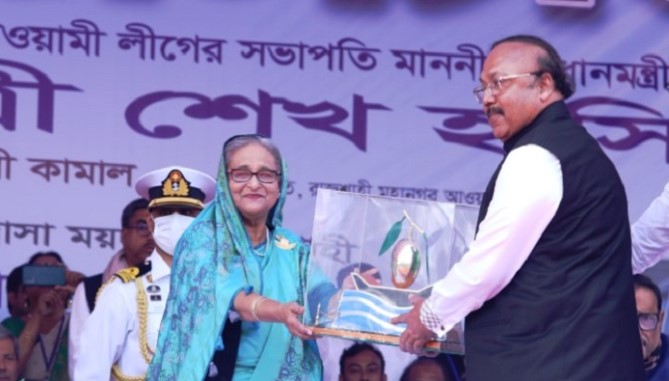 প্রধানমন্ত্রীকে ক্রেস্ট উপহার দিলেন মেয়র লিটন