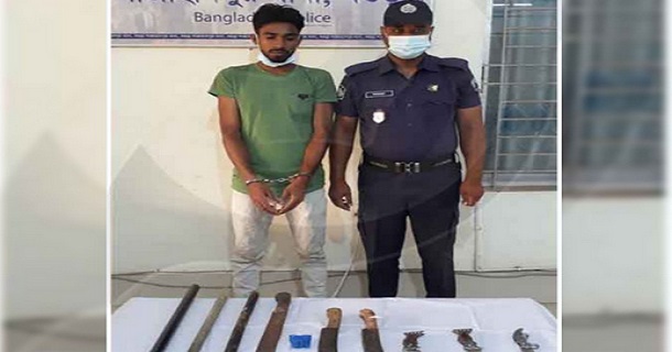 বগুড়ায় ইয়াবা ও দেশীয় অস্ত্রসহ সন্ত্রাসী গ্রেফতার বগুড়ায় ইয়াবা ও দেশীয় অস্ত্রসহ সন্ত্রাসী গ্রেফতার