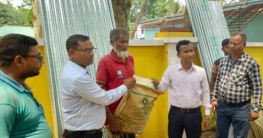 সারিয়াকান্দিতে আগুনে পুড়ে ক্ষতিগ্রস্ত পরিবারের পাশে ইউএনও