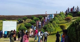 ঈদের ছুটিতে মহাস্থানগড়ে ভিড় করছেন দর্শনার্থীরা ঈদের ছুটিতে মহাস্থানগড়ে ভিড় করছেন দর্শনার্থীরা