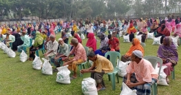বগুড়ায় অসহায়দের মাঝে সেনাবাহিনীর ঈদ উপহার বিতরণ