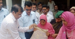 সোনাতলায় নিহত পরিবারে প্রধানমন্ত্রীর উপহার খাদ্য দিলেন ডিসি