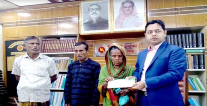 সারিয়াকান্দিতে ক্ষতিগ্রস্ত পরিবারকে অনুদান দিলেন ইউএনও সারিয়াকান্দিতে ক্ষতিগ্রস্ত পরিবারকে অনুদান দিলেন ইউএনও
