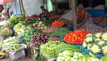 সবজি-ব্রয়লারের দাম কম, স্বস্তি মাছের বাজারে