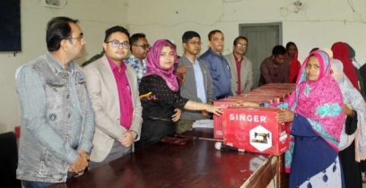 শাজাহানপুরে দুস্থদের মাঝে টিউবওয়েল ও সেলাই মেশিন বিতরণ