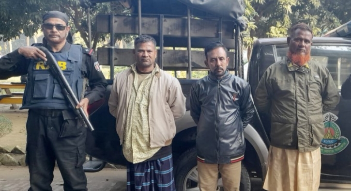 বগুড়ায় ৮৩ বোতল ফেনসিডিলসহ ৩ মাদক ব্যবসায়ী গ্রেপ্তার বগুড়ায় ৮৩ বোতল ফেনসিডিলসহ ৩ মাদক ব্যবসায়ী গ্রেপ্তার