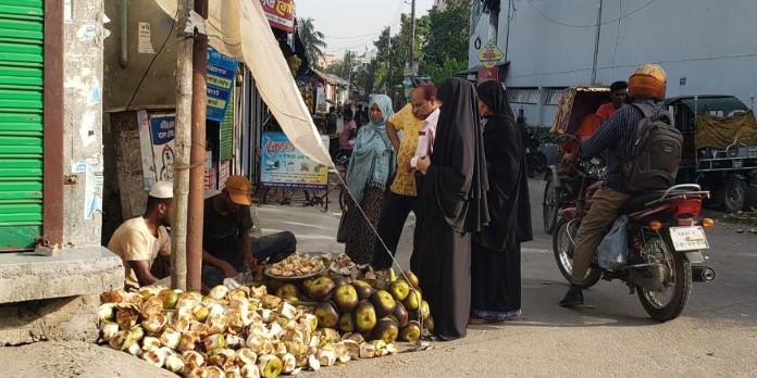 বগুড়ায় তীব্র গরমে বেড়েছে তালশাঁসের চাহিদা