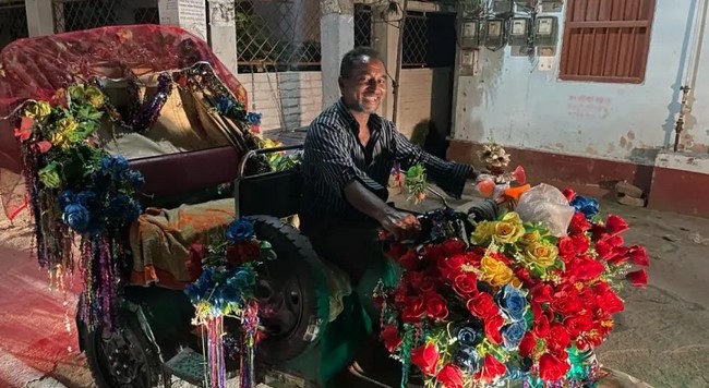 বগুড়া শহরে আখের আলীর বিয়ের রিকশা