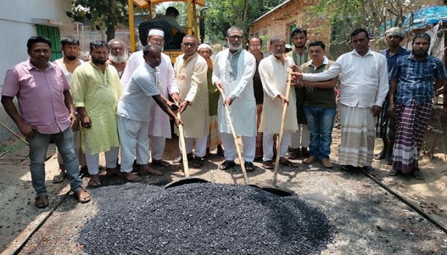 আদমদীঘিতে সড়ক কার্পেটিং কাজের উদ্বোধন