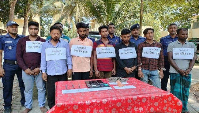 বগুড়ায় পুলিশ পরিচয়ে অটো ছিনতাই, গ্রেপ্তার ৭ বগুড়ায় পুলিশ পরিচয়ে অটো ছিনতাই, গ্রেপ্তার ৭