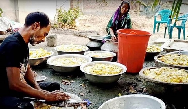 বগুড়ায় হাতে তৈরী আলু শুটকি দেশের গন্ডি পেরিয়ে এবার ভারতে