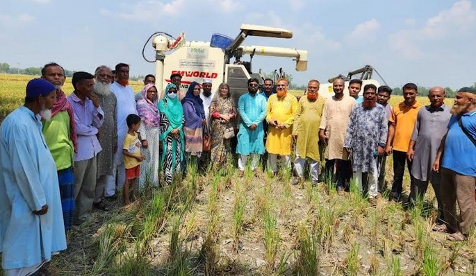 কম্বাইন্ড হারভেস্টারে ধানকাটায় স্বস্তিতে বগুড়ার কৃষকরা