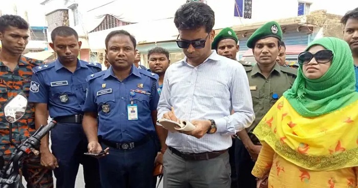 দুপচাঁচিয়ায় সড়কের ধারে কাঠের গুল রাখায় জরিমানা দুপচাঁচিয়ায় সড়কের ধারে কাঠের গুল রাখায় জরিমানা