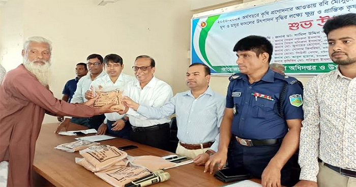 শিবগঞ্জে সাড়ে ১০ হাজার কৃষকের মাঝে সার-বীজ বিতরণ শিবগঞ্জে সাড়ে ১০ হাজার কৃষকের মাঝে সার-বীজ বিতরণ