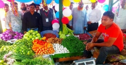 বগুড়ার শিবগঞ্জে বিষমুক্ত নিরাপদ সবজির আউটলেটের উদ্ধোধন