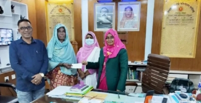 শেরপুরে ক্ষতিগ্রস্থদের মাঝে সরকারি অনুদানের চেক বিতরণ