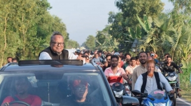 শিবগঞ্জে নৌকার মাঝি  মানিককে গণসংবর্ধনা