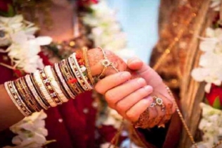 প্রেমিকের হাতে স্ত্রীকে তুলে দিলেন স্বামী!