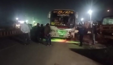 বগুড়ার সান্তাহারে পুলিশ স্কটে চলছে দূরপাল্লার বাস