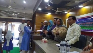 কাহালুর শিক্ষক ও শিক্ষার্থীদের মাঝে প্রণোদনার টাকা বিতরণ
