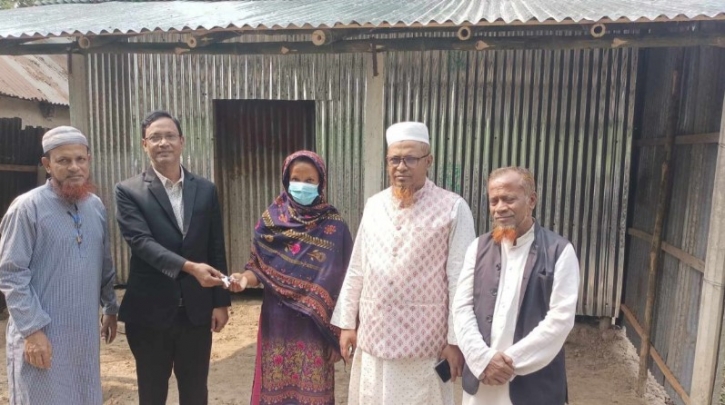 বগুড়ার নন্দীগ্রামে অসহায় নারীকে ঘর উপহার দিলেন পৌর মেয়র