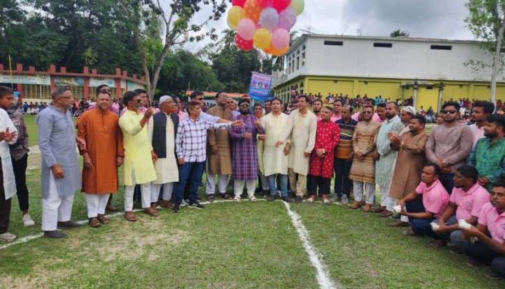শাজাহানপুরে ফুটবল টুর্নামেন্টের ফাইনাল খেলা অনুষ্ঠিত শাজাহানপুরে ফুটবল টুর্নামেন্টের ফাইনাল খেলা অনুষ্ঠিত