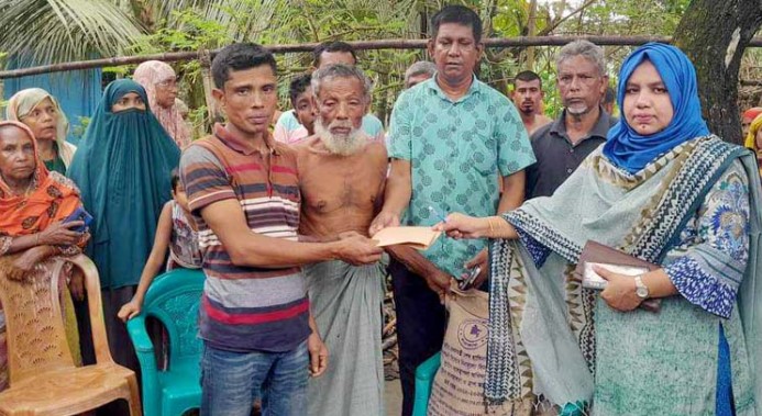 মোকামতলায় অগ্নিকান্ডে ক্ষতিগ্রস্তদের সহযোগিতা করলো ইউএনও মোকামতলায় অগ্নিকান্ডে ক্ষতিগ্রস্তদের সহযোগিতা করলো ইউএনও