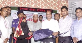 আশ্রয়ণের উপকারভোগীদের মাঝে ছাতা ও রেইনকোর্ট বিতরন