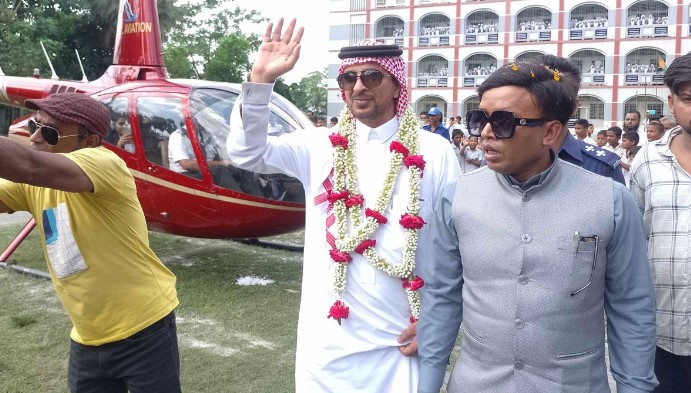 সৌদি মালিককে নিয়ে হেলিকপ্টারে গ্রামে এলেন প্রবাসী সৌদি মালিককে নিয়ে হেলিকপ্টারে গ্রামে এলেন প্রবাসী