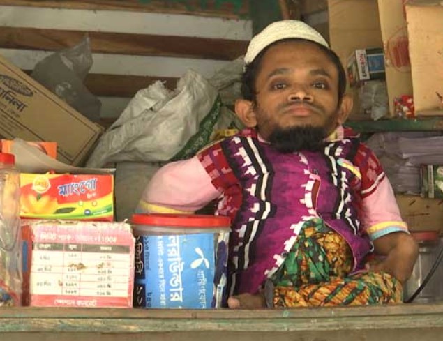 জীবনযুদ্ধে হার মানতে নারাজ ১৮ ইঞ্চির শাহীন জীবনযুদ্ধে হার মানতে নারাজ ১৮ ইঞ্চির শাহীন