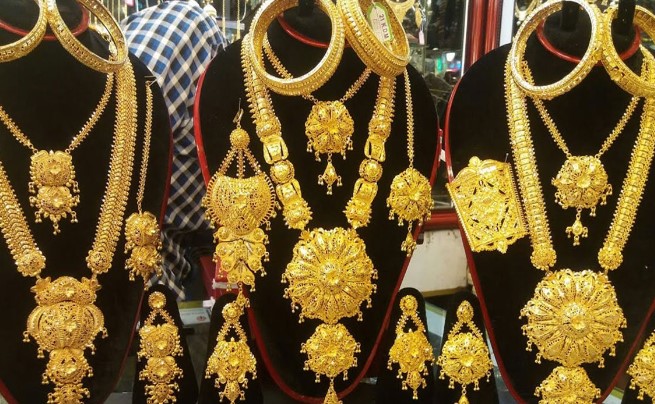 এক লাফে সোনার দাম কমলো এক লাফে সোনার দাম কমলো