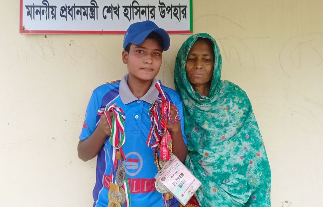 অন্যের জমিতে কাজ করে সংসার চালান বাবাহারা খাদিজা অন্যের জমিতে কাজ করে সংসার চালান বাবাহারা খাদিজা