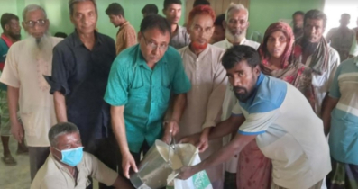 বগুড়ার গাবতলীর মহিষাবান ইউনিয়নে ভিজিএফ’র চাল বিতরণ