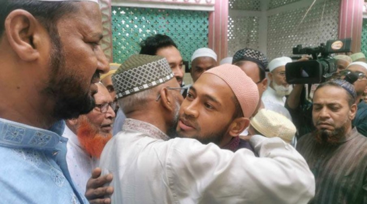 বগুড়ায় ঈদের নামাজ আদায় করলেন মুশফিক বগুড়ায় ঈদের নামাজ আদায় করলেন মুশফিক