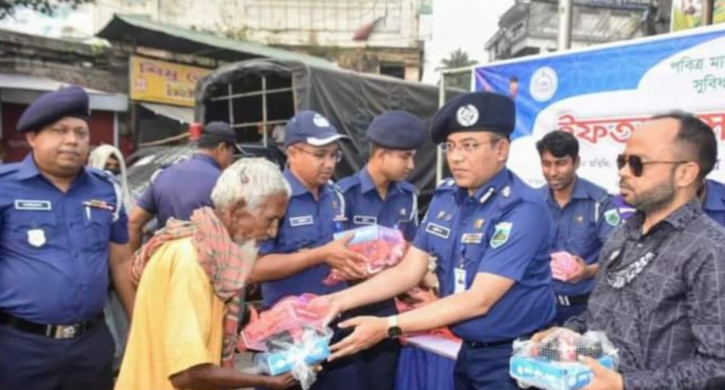 বগুড়ায় সুবিধাবঞ্চিতদের মাঝে ইফতার বিতরণ করলেন পুলিশ সুপার বগুড়ায় সুবিধাবঞ্চিতদের মাঝে ইফতার বিতরণ করলেন পুলিশ সুপার