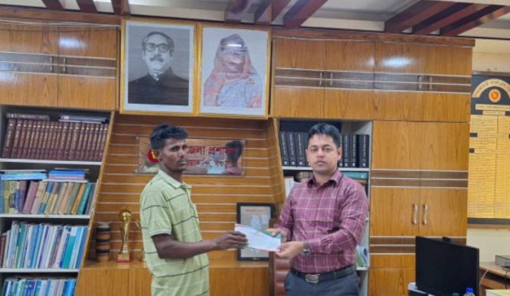 সারিয়াকান্দিতে অগ্নিকাণ্ডে ক্ষতিগ্রস্ত পরিবারের পাশে ইউএনও সারিয়াকান্দিতে অগ্নিকাণ্ডে ক্ষতিগ্রস্ত পরিবারের পাশে ইউএনও