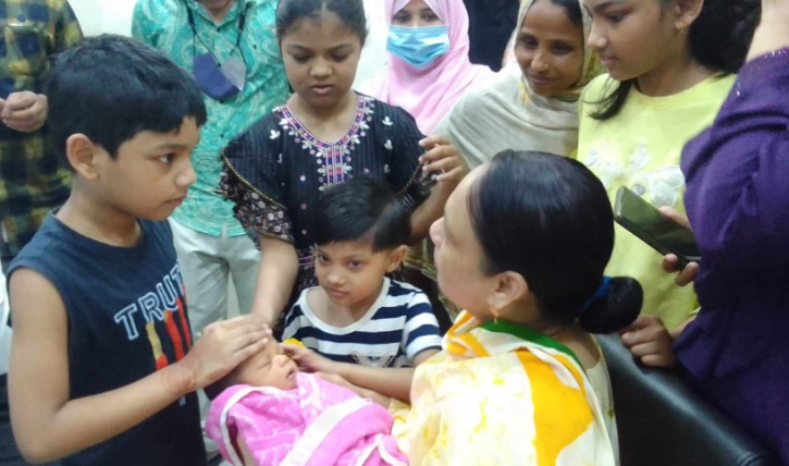 কুড়িয়ে পাওয়া নবজাতককে দত্তক নিতে হাসপাতালে ভিড় কুড়িয়ে পাওয়া নবজাতককে দত্তক নিতে হাসপাতালে ভিড়