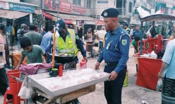 নন্দীগ্রামে হাইওয়ে ও থানা পুলিশের উদ্যোগে অবৈধ স্থাপনা অভিযান