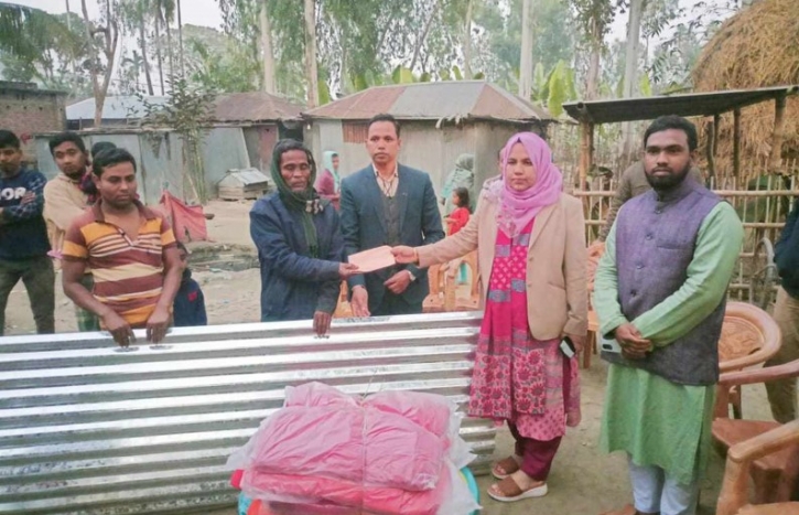 বগুড়ার শিবগঞ্জে অগ্নিকান্ডে ক্ষতিগ্রস্ত পরিবারের পাশে ইউএনও বগুড়ার শিবগঞ্জে অগ্নিকান্ডে ক্ষতিগ্রস্ত পরিবারের পাশে ইউএনও