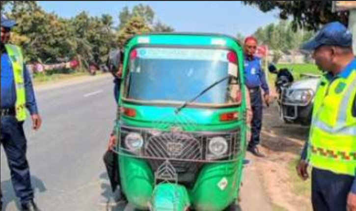 ৩ চাকার যান বন্ধে বগুড়া-নাটোর মহাসড়কে কঠোর অবস্থানে হাইওয়ে পুলিশ ৩ চাকার যান বন্ধে বগুড়া-নাটোর মহাসড়কে কঠোর অবস্থানে হাইওয়ে পুলিশ
