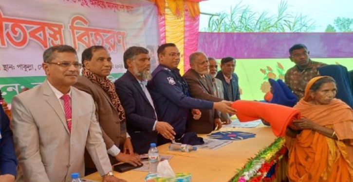 সোনাতলায় শীতার্তদের মাঝে শীতবস্ত্র বিতরণ করলেন পুলিশ সুপার সোনাতলায় শীতার্তদের মাঝে শীতবস্ত্র বিতরণ করলেন পুলিশ সুপার