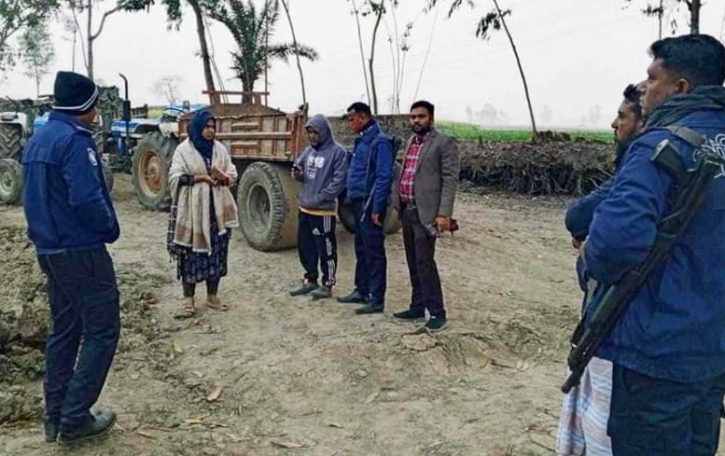 বগুড়ার নন্দীগ্রামে মাটি কেটে বিক্রির অপরাধে মামলা-জরিমানা বগুড়ার নন্দীগ্রামে মাটি কেটে বিক্রির অপরাধে মামলা-জরিমানা