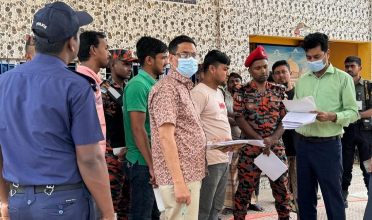 শেরপুরে ফিলিং স্টেশনে দুই লাখ টাকা জরিমানা; ২ জন আটক শেরপুরে ফিলিং স্টেশনে দুই লাখ টাকা জরিমানা; ২ জন আটক