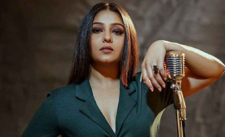 কনসার্টে পানির বোতল ছোড়া হলো সুনিধিকে কনসার্টে পানির বোতল ছোড়া হলো সুনিধিকে