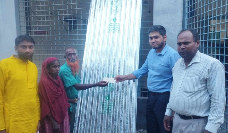 বগুড়ার ধুনটে দরিদ্র পরিবারকে ঢেউটিন হস্তান্তর