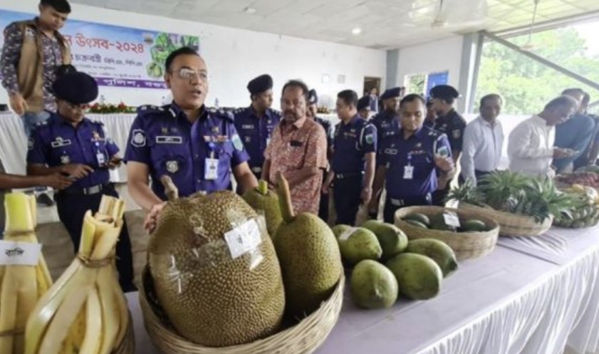 বগুড়ায় জেলা পুলিশের আয়োজনে মৌসুমি ফল উৎসব