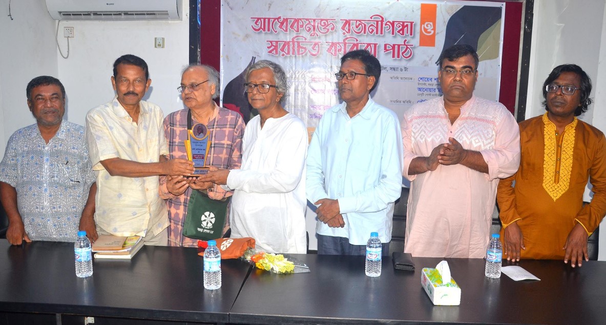 কবি অমিতাভ গুপ্তকে বগুড়ায় সংবর্ধনা প্রদান