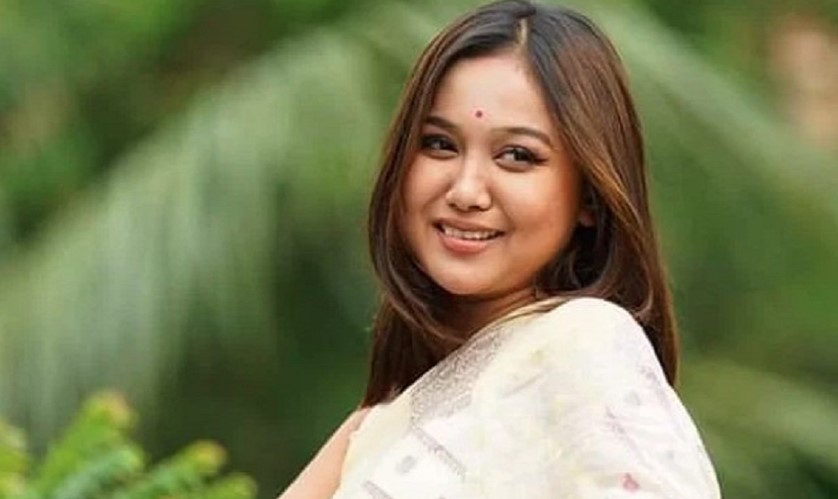 নাসিরের আগেও আরেকজনের সঙ্গে বিয়ে হয়েছিল চমকের! নাসিরের আগেও আরেকজনের সঙ্গে বিয়ে হয়েছিল চমকের!